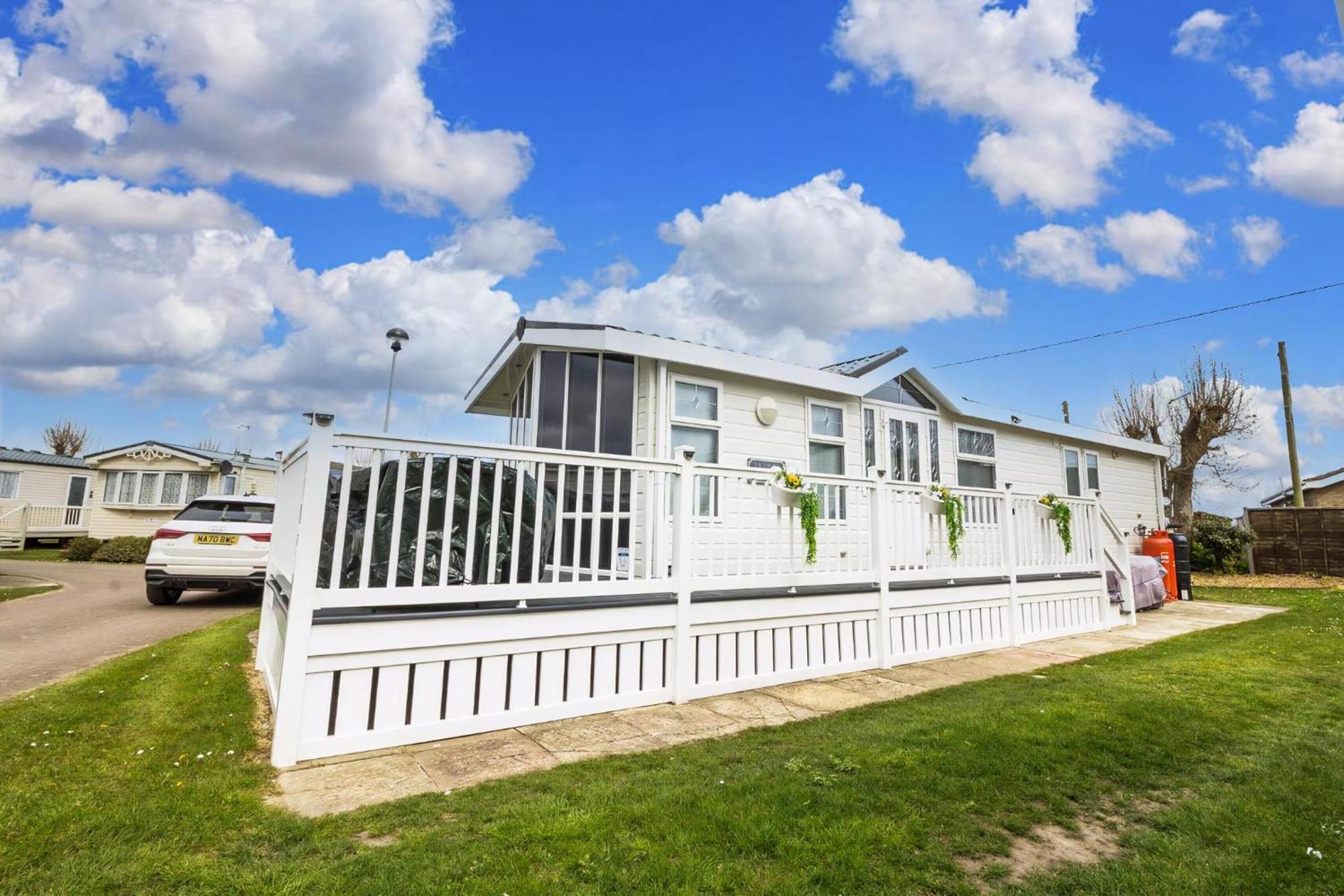 Great 6 Berth Spacious Caravan With Large Outdoor Space Ref 50056l